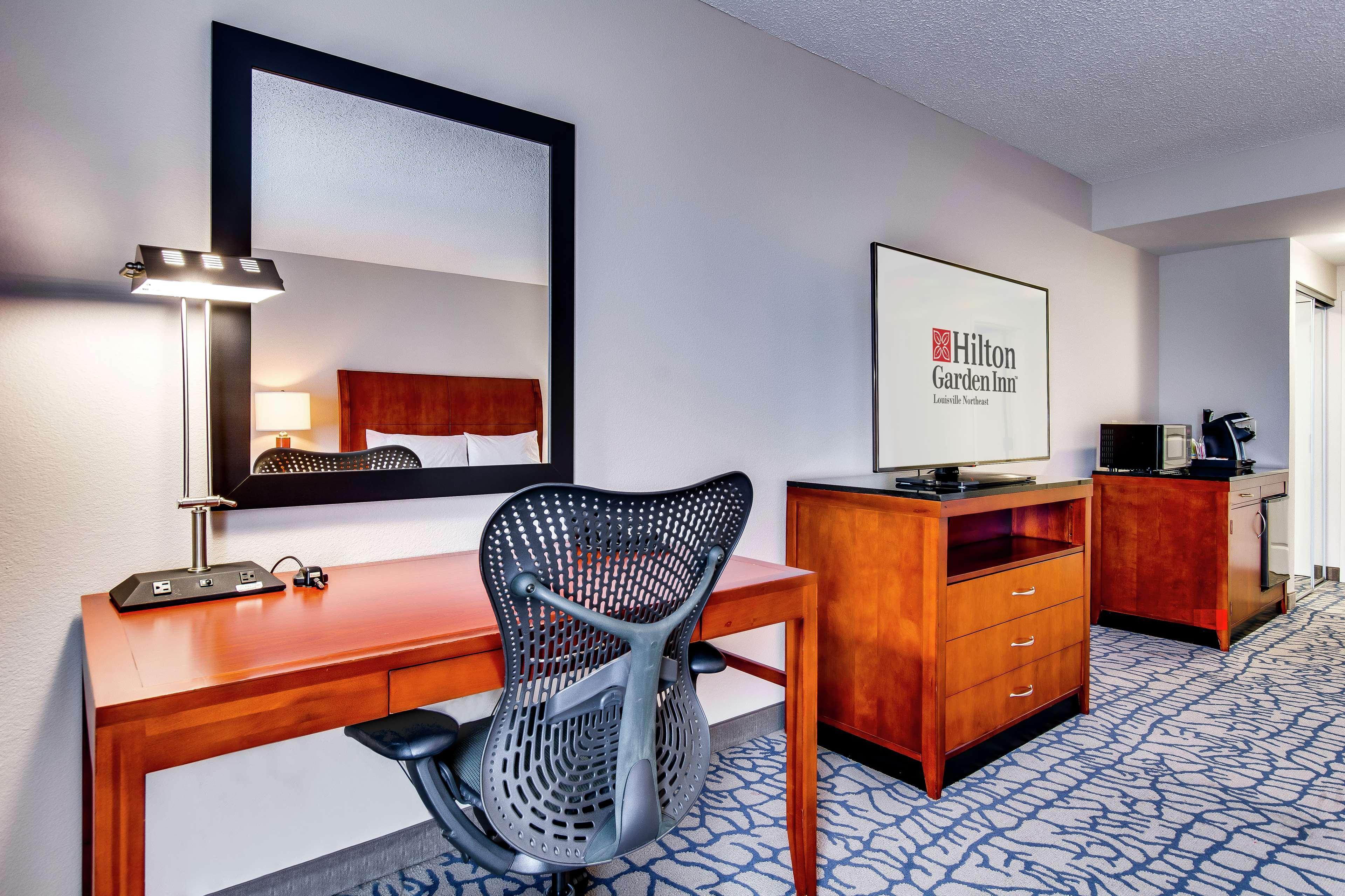 Hilton Garden Inn Louisville-Northeast Exteriör bild